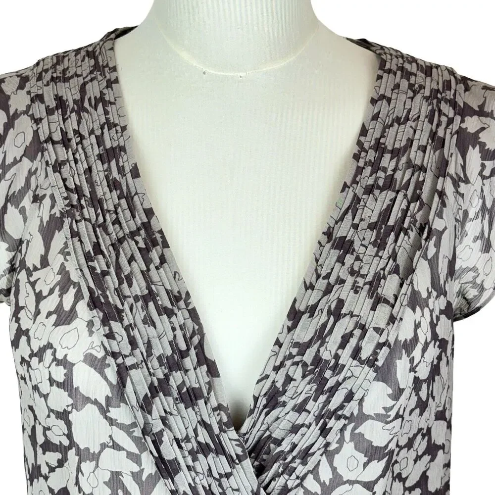 Club Monaco silk‎ chiffon flutter sleeve blouse Gray Brown print sheer Top Sz M - Picture 2 of 13